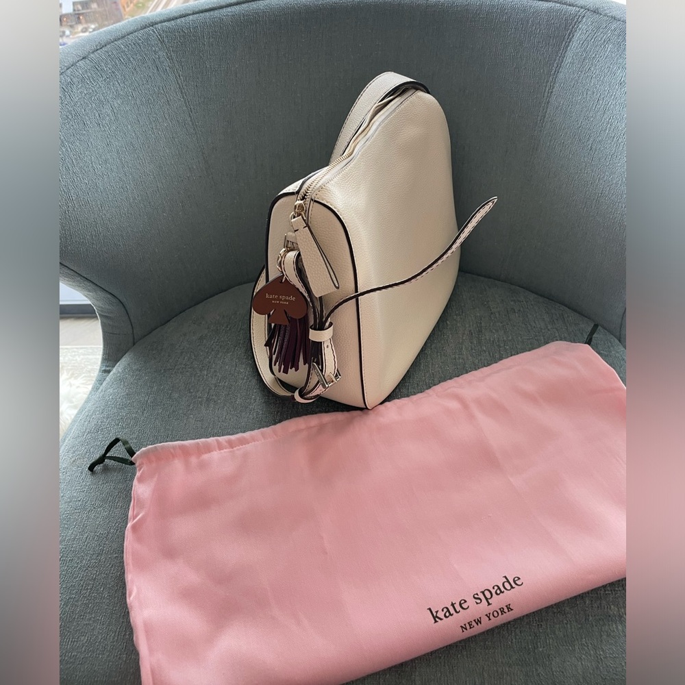 NWOT Kate Spade cream pebbeled leather shoulder bag